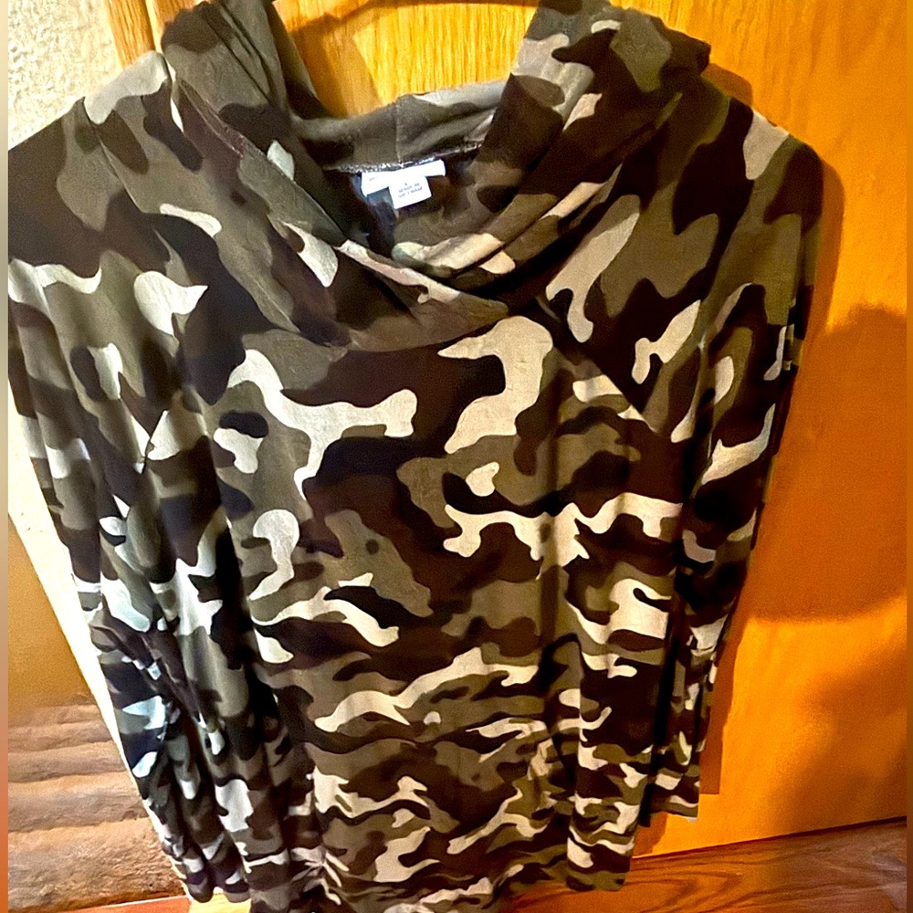 Camo Lightweight long sleeve sweatshirt, size Large